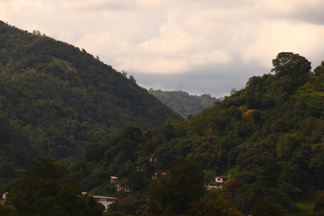 Sky Edge Homestay Kandy Esterno foto